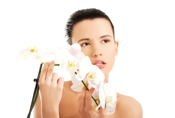 Mujer con flores de orquídea — Foto de Stock