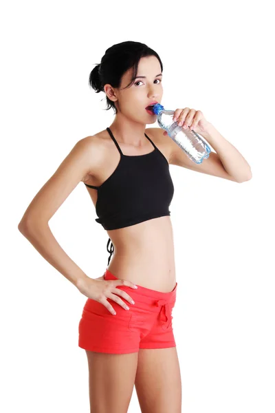 Young woman drinking water — Stock Photo, Image