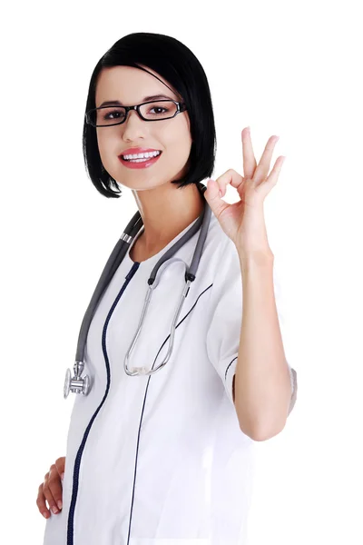 Kadın doktor gülümsüyor — Stok fotoğraf