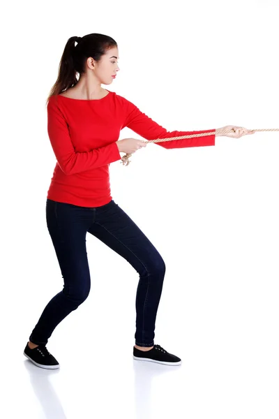 Mujer tirando de una cuerda — Foto de Stock