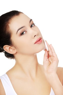 Kadın yüzünden makyaj çıkarmadan