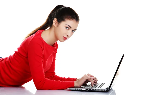 Γυναίκα που βρίσκεται με ένα φορητό υπολογιστή — Φωτογραφία Αρχείου