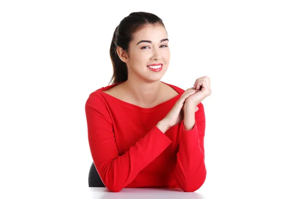 Mujer sonriente sentada — Foto de Stock