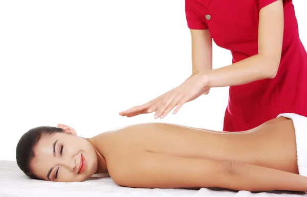 Vrouw heeft massage in de spa — Stockfoto