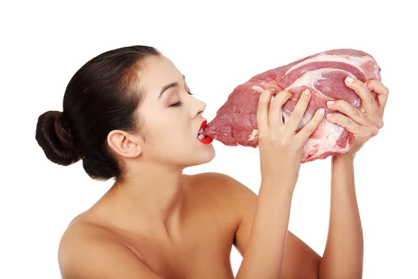 Mulher nua comer carne bovina — Fotografia de Stock