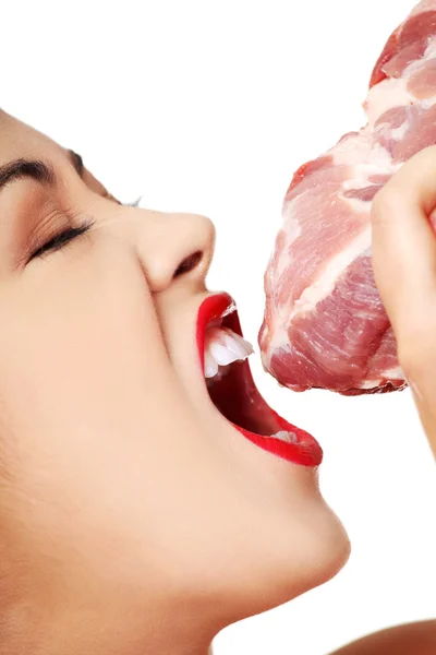 Mulher comer carne bovina — Fotografia de Stock