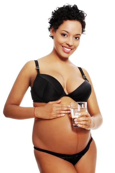 Femme enceinte avec un verre d'eau — Photo