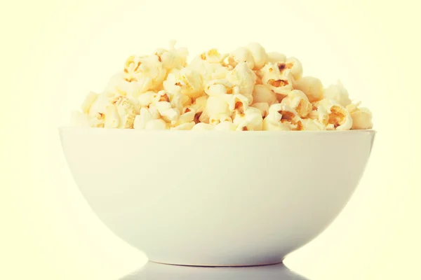 Popcorn i en vit skål. — Stockfoto