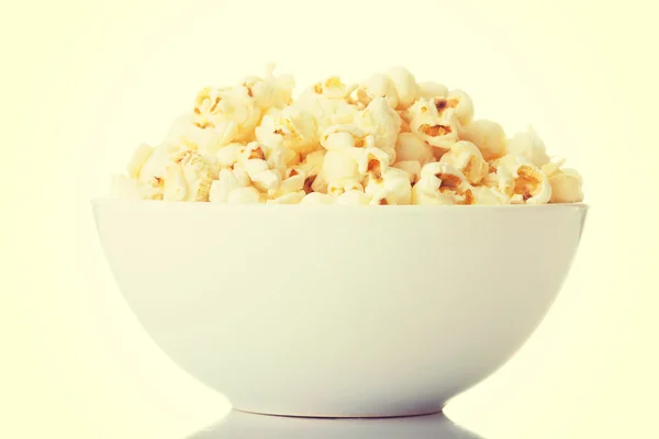 Popcorn in einer weißen Schüssel. — Stockfoto