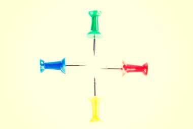 dört renkli çizim pim.