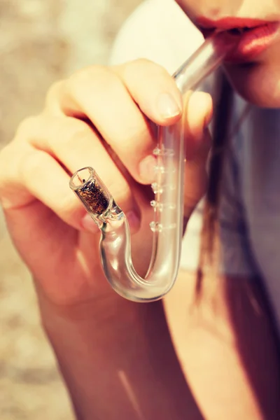 Woman smoking drugs. — Stock Photo, Image