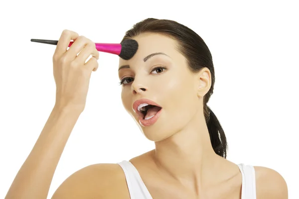 Donna che applica il trucco — Foto Stock