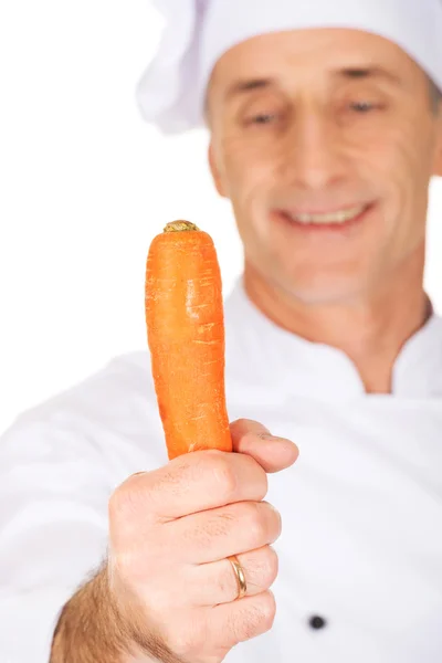 Männlicher Koch mit einer Karotte — Stockfoto