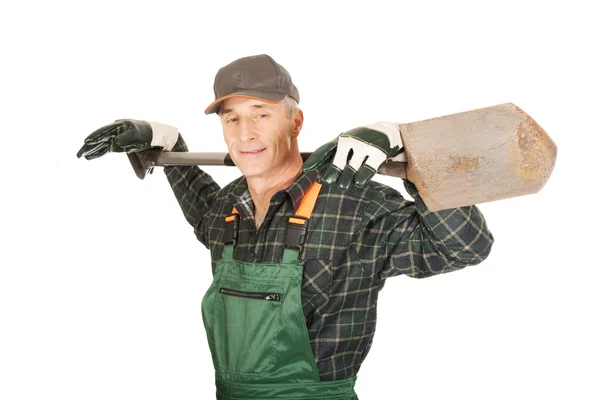 Зрілий садівник тримає лопату — стокове фото