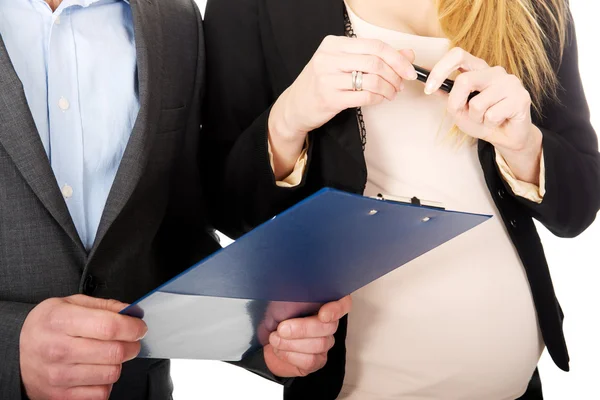 Schwangere Geschäftsfrau unterschreibt Vertrag — Stockfoto