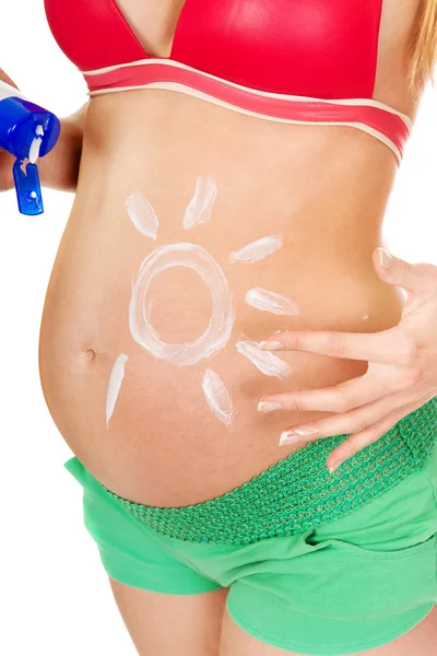 Hamile kadın güneş kremi uygulama — Stok fotoğraf