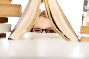Kadın bir kitap saklanıyor