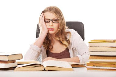 kitap yığını olan kadın