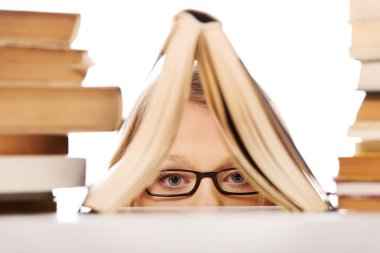 Kadın bir kitap saklanıyor