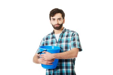 Plastik kova tutan adam.