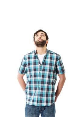 Yakışıklı adam yukarı bakıyor..