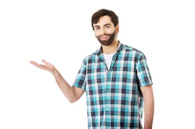 Adam bir şey avuç içinde gösterilen.