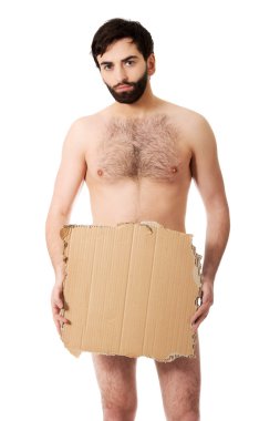 Adam bir karton parçası ile.