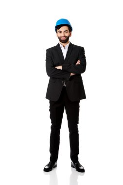 Koruyucu kask içinde yakışıklı mühendisi.