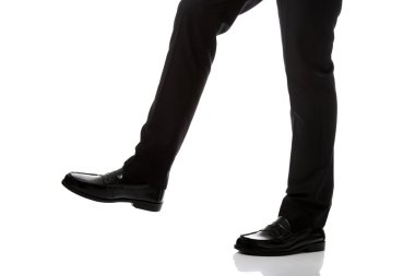 dikkatli bir şekilde yürüyüş iş adamı.