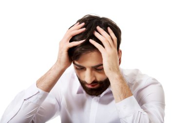 Kafasını tutarak depresif iş adamı.