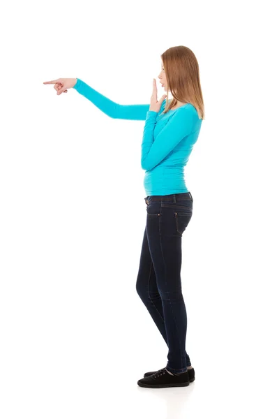 Mulher apontando para a esquerda — Fotografia de Stock