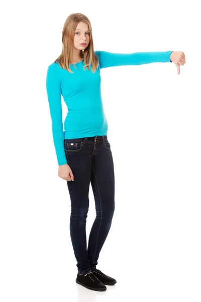 Estudante feminina mostrando polegar para baixo — Fotografia de Stock