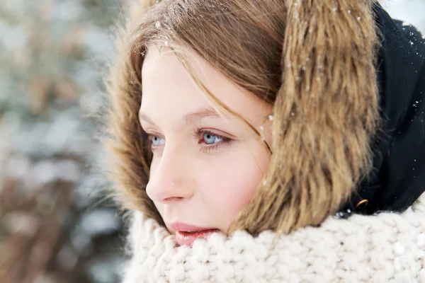 Mulher adolescente no inverno — Fotografia de Stock