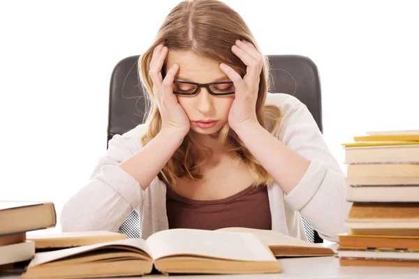 Frau mit Bücherstapel — Stockfoto