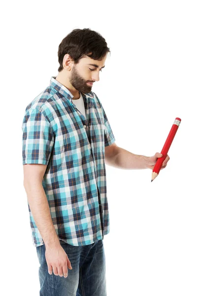 Homme écrivant avec un grand crayon rouge . — Photo