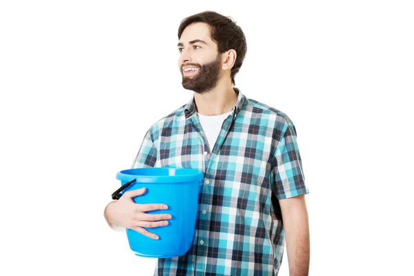 Homem segurando balde de plástico . — Fotografia de Stock