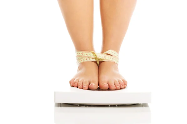 Mujer gorda comprobando su peso en una balanza —  Fotos de Stock