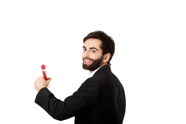 Hombre inteligente escribiendo con lápiz grande . — Foto de Stock