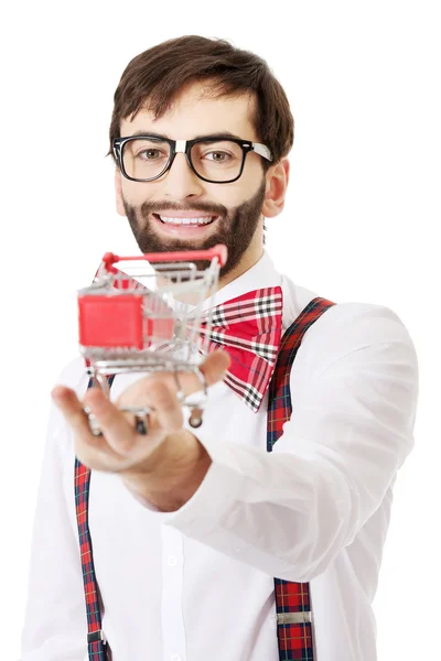 Hombre con pequeña cesta de la compra . — Foto de Stock