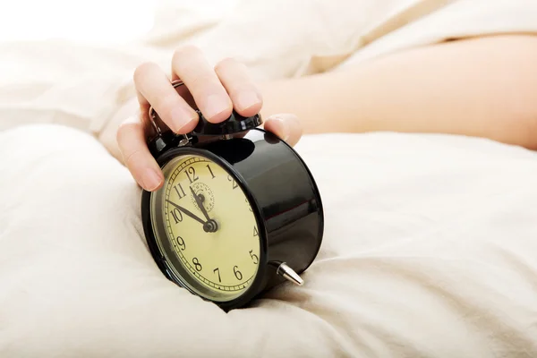 Homem sendo despertado por um despertador . — Fotografia de Stock