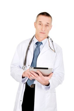 Olgun erkek doktor tablet kullanma