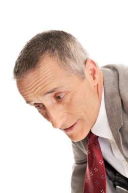 Adam acı yüz ifadesi ile