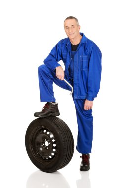 Mekanik bir lastik ve anahtarı ile