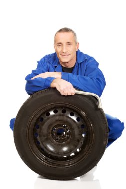 Bir lastik ve anahtarı ile mutlu makinist