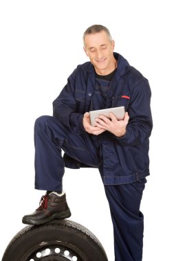 Mekanik bir lastik ve tablet ile