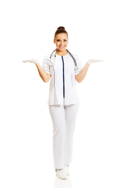 Female doctor presenting copyspace — Stock Photo, Image