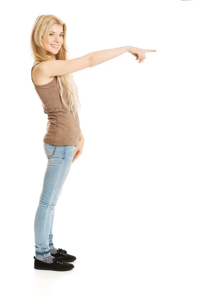 Student kvinna som pekar till höger — Stockfoto