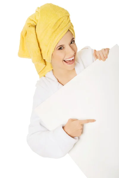 Kobieta w szlafrok trzymając pusty transparent — Zdjęcie stockowe