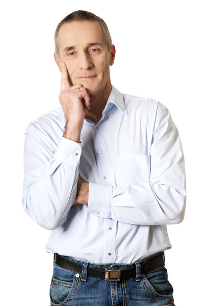 Красивый мужчина трогает подбородок
