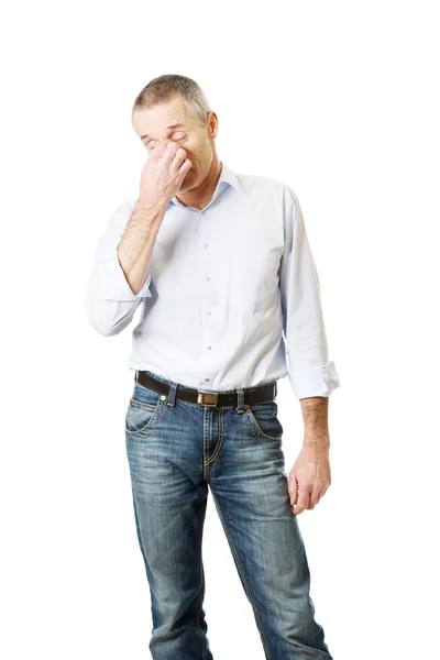 Hombre sosteniendo su nariz debido al dolor sinusal — Foto de Stock